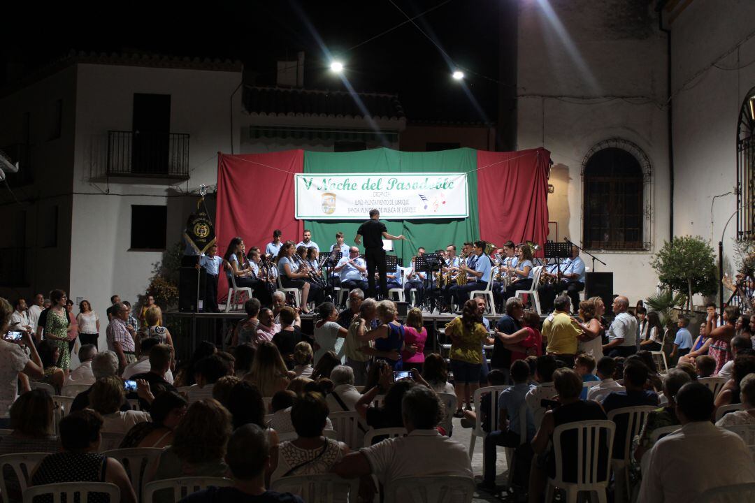 Una decena de parejas ocuparon la pista de baile en la noche del sábado para participar en el concurso