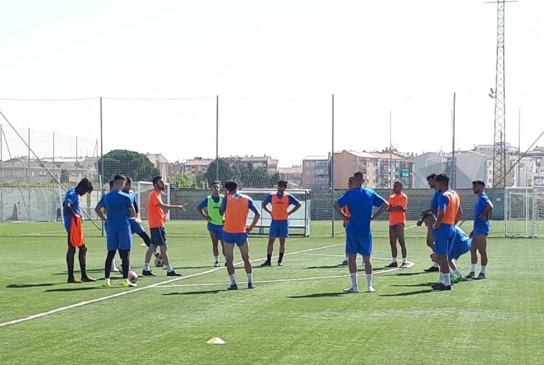 Los jugadores de la Arandina escuchan al técnico Álex Izquierdo en la 1ª sesión de trabajo de la pretemporada.