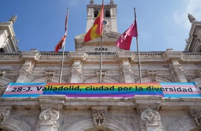 Bandera LGTBI en al Ayuntamiento de Valladolid