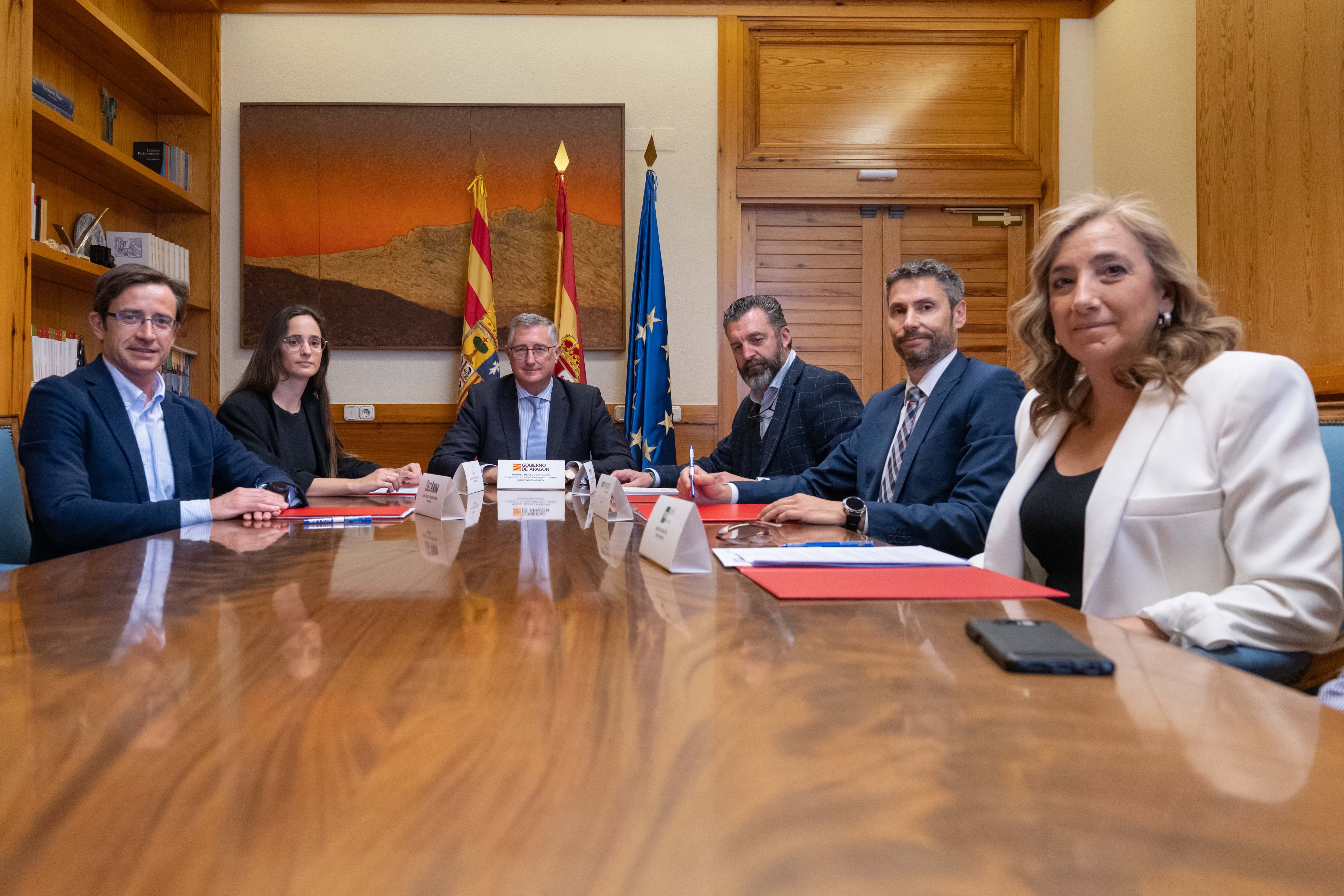 Manuel Blasco y Jorge Escario, acompañados por los representantes de las empresas patrocinadoras. Foto: DGA