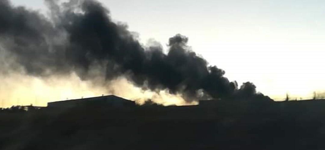 Humo procedente de la fábrica de orujo de Mancha Real.