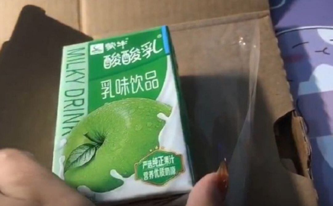 La mujer ha recibido un yogur de manzana.