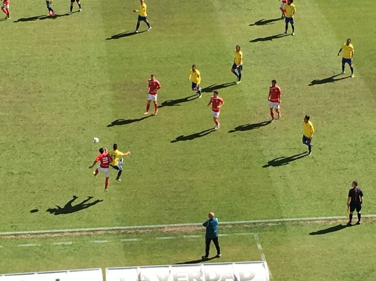 Álvaro García pelea una pelota con José Ruiz