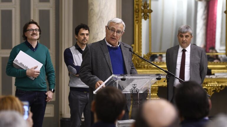 El alcalde de Valencia, Joan Ribó, durante la firma del convenio colectivo de la EMT