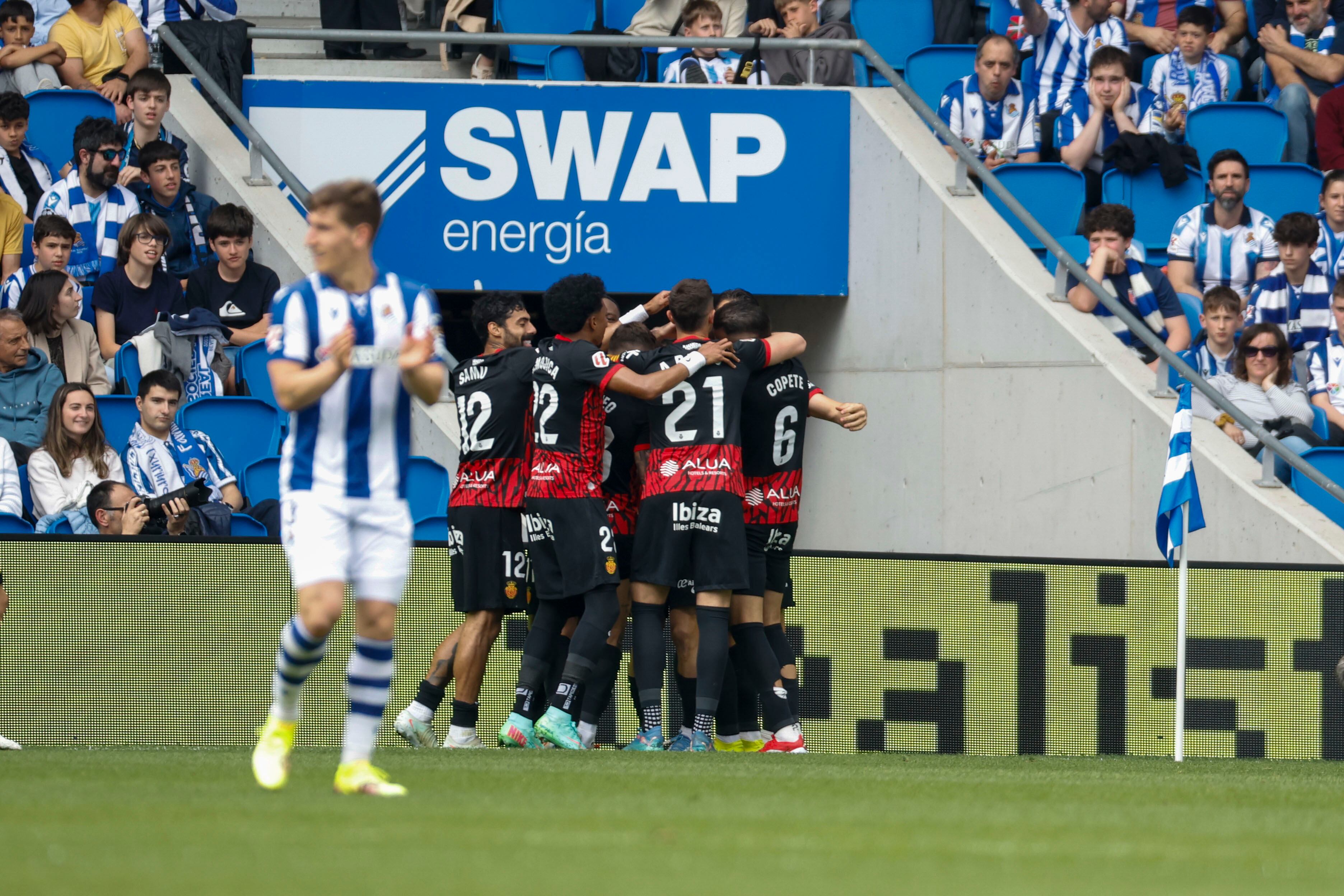 SAN SEBASTIÁN, 12/04/2025.- Los jugadores del Mallorca celebran el gol de Sergi Darder, segundo del equipo, durante el encuentro que disputan este sábado en el estadio de Anoeta, correspondiente a la jornada 31 de LaLiga. EFE/ Javier Etxezarreta