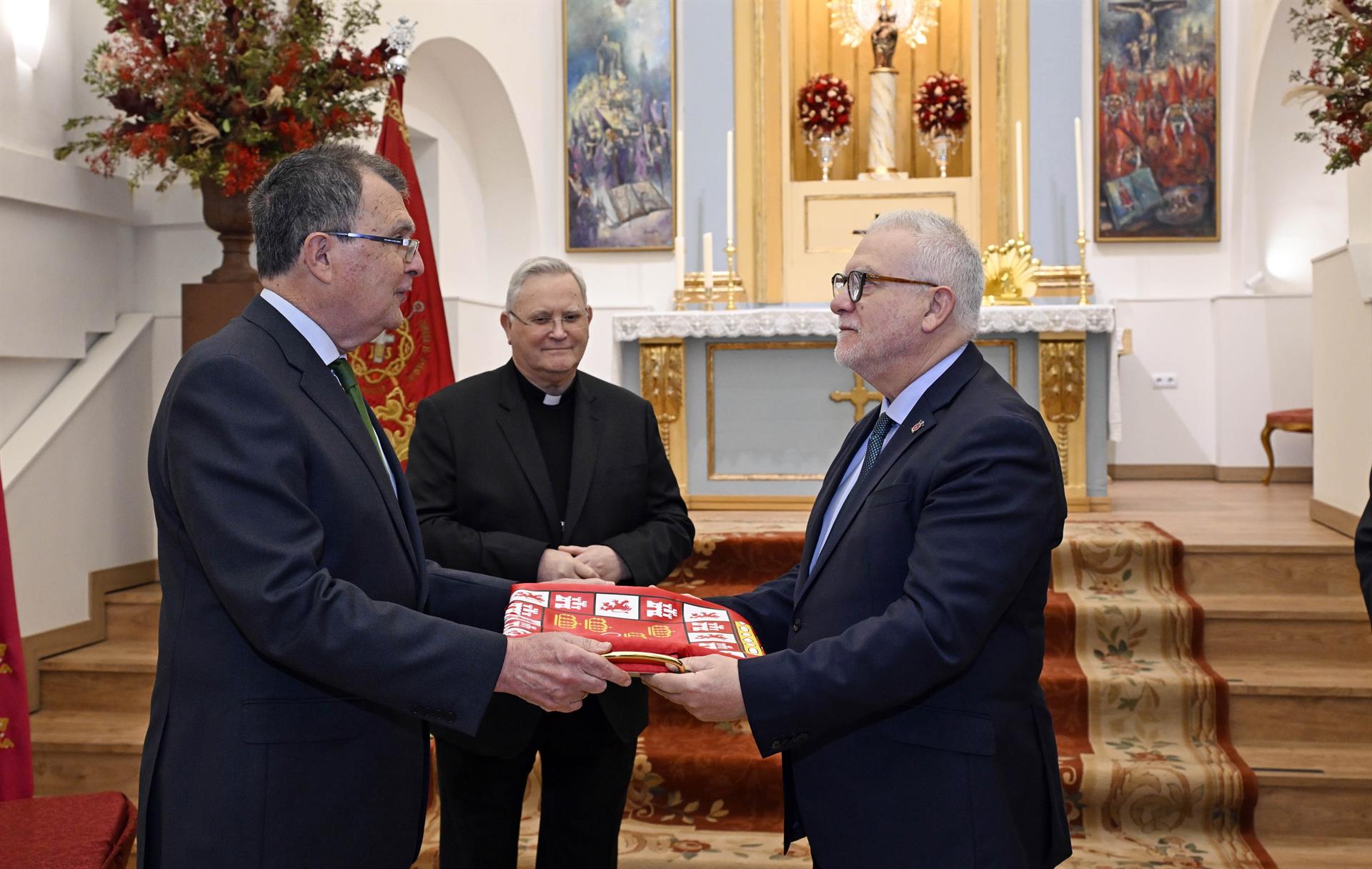 El alcalde de Murcia, José Ballesta, entrega al Real y Muy Ilustre Cabildo Superior de Cofradías de la bandera del municipio