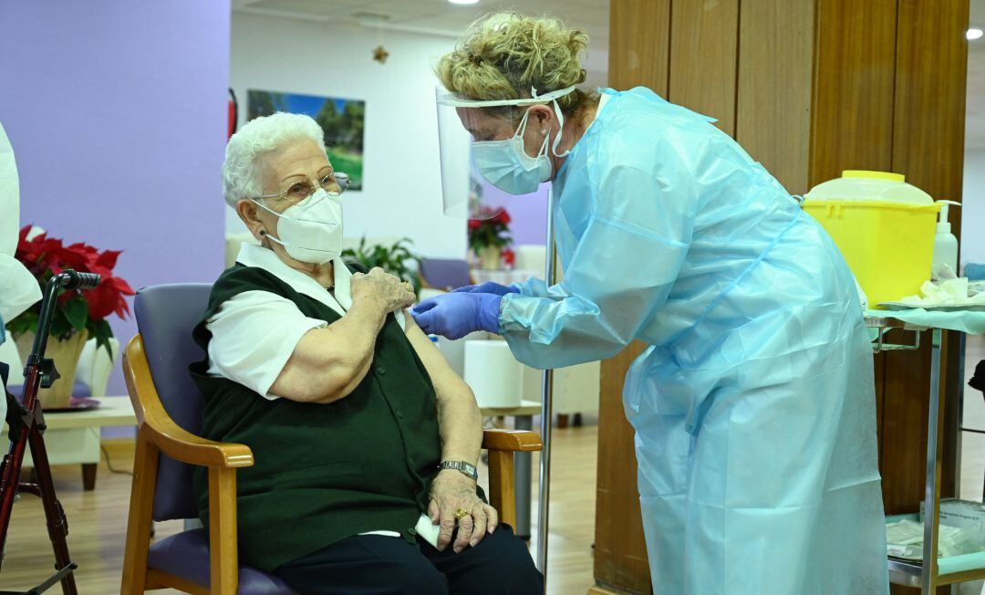 Araceli, de 96 años fue la primera persona en vacunarse contra el COVID-19 en España.
