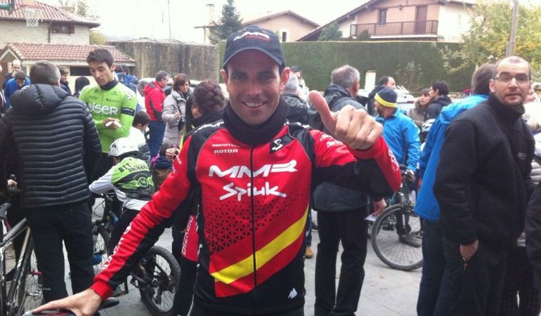 Javier Ruiz de Larrinaga se impuso en la carrera Élite de Arbulu y es campeón de Alava.