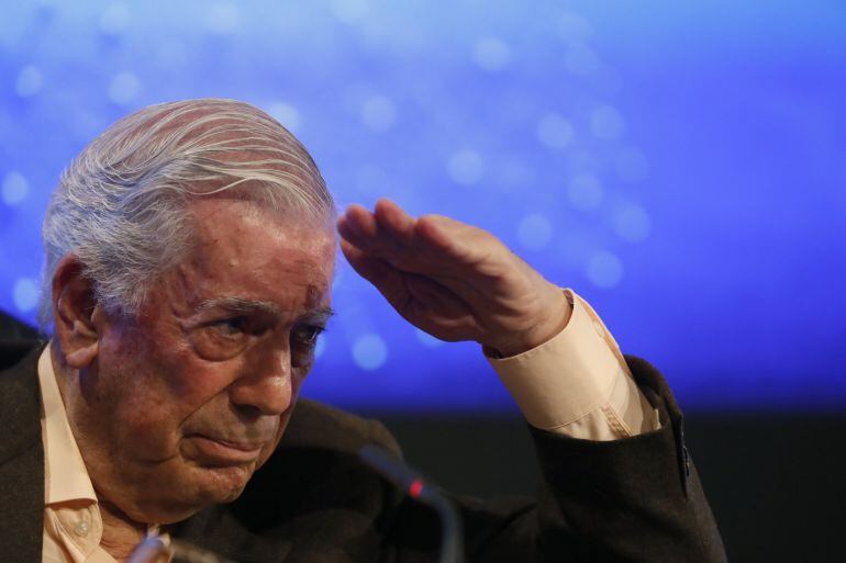 El premio nobel de literatura hispano-peruano Mario Vargas Llosa, durante la presentación de su nuevo libro, &quot;La llamada de la tribu&quot;, en la Casa de América de Madrid