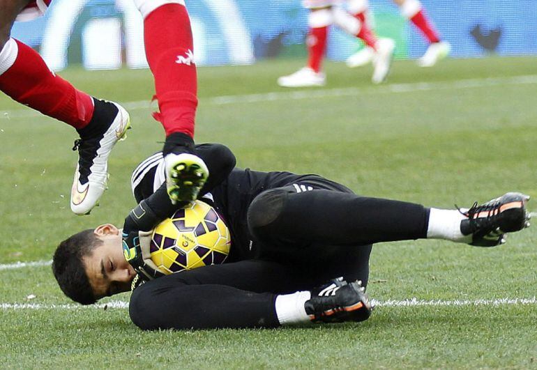 GRA198. SAN SEBASTIÁN, 17/01/2015.- El portero argentino de la Real Sociedad Gerónimo Rulli (d) atrapa el balón ante el delantero angoleño del Rayo Vallecano &quot;Manucho&quot; Gonçalves, durante el partido de la decimonovena jornada de Liga de Primera División, disputado hoy en el estadio de Anoeta de San Sebastián. EFE/Javier Etxezarreta