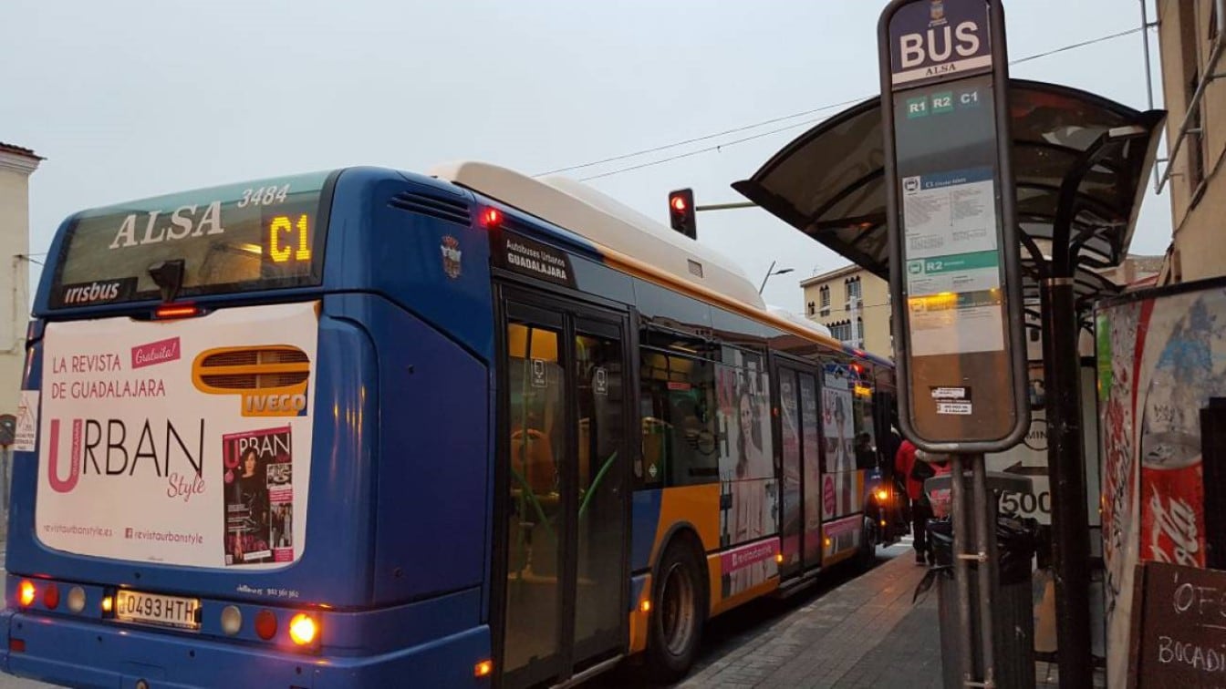 Autobús de Guadalajara en la parada de la estación de tren