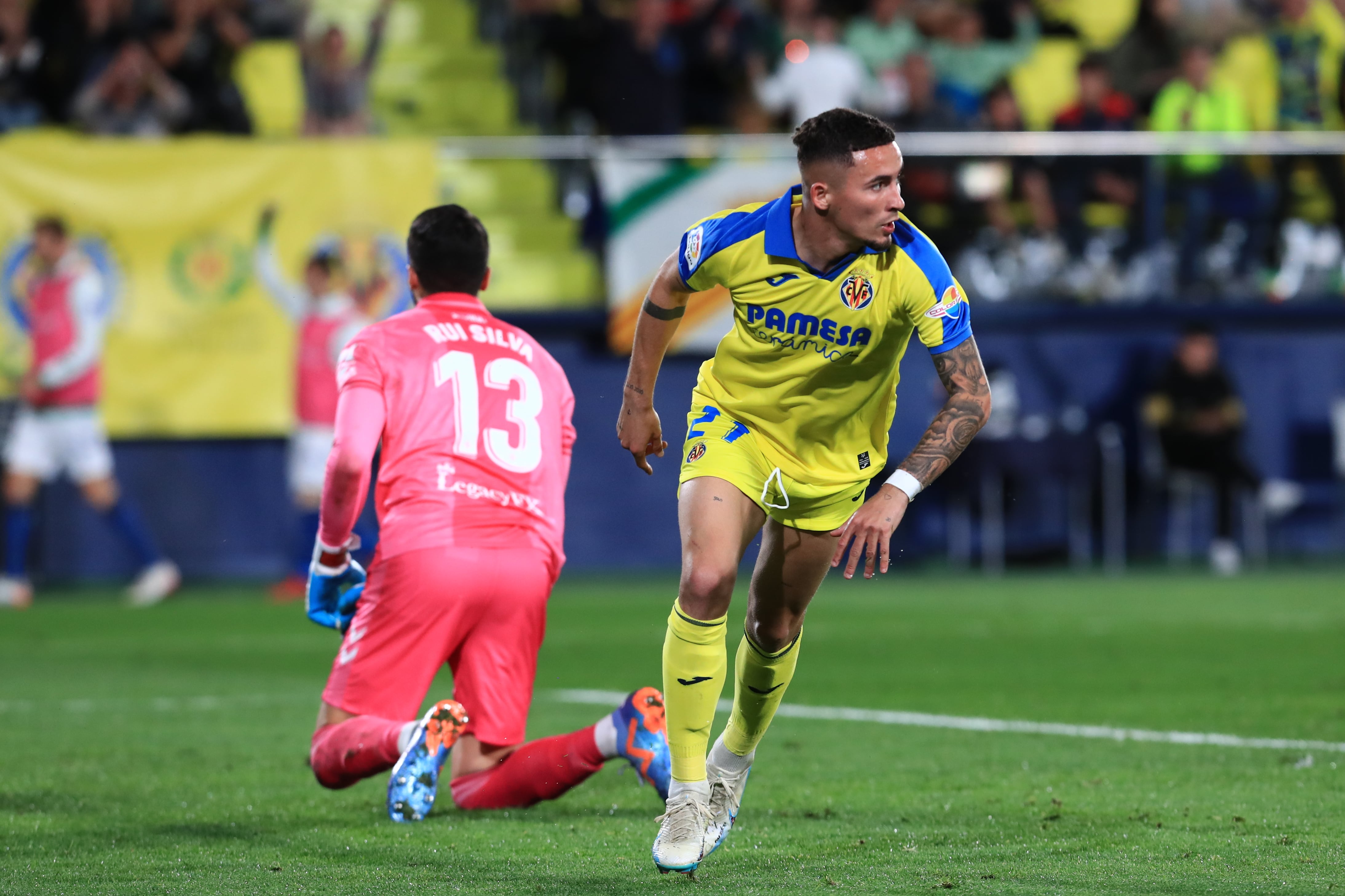 VILLARREAL (CASTELLÓN), 12/03/2023.- El delantero del Villarreal, Yeremy Pino, tras conseguir el primer gol del equipo amarillo durante el partido correspondiente a la jornada 25 de primera división que el Villarreal y el Betis disputan hoy domingo en el estadio de La Cerámica, en la localidad castellonense. EFE / Domenech Castello
