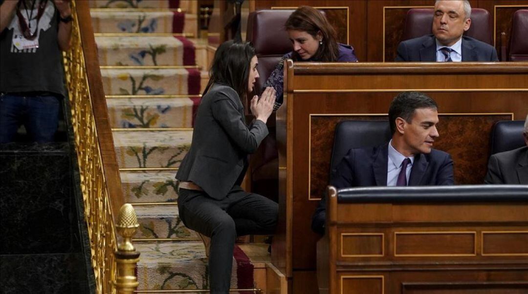 Irene Montero charla con Adriana Lastra en una imagen de archivo. 