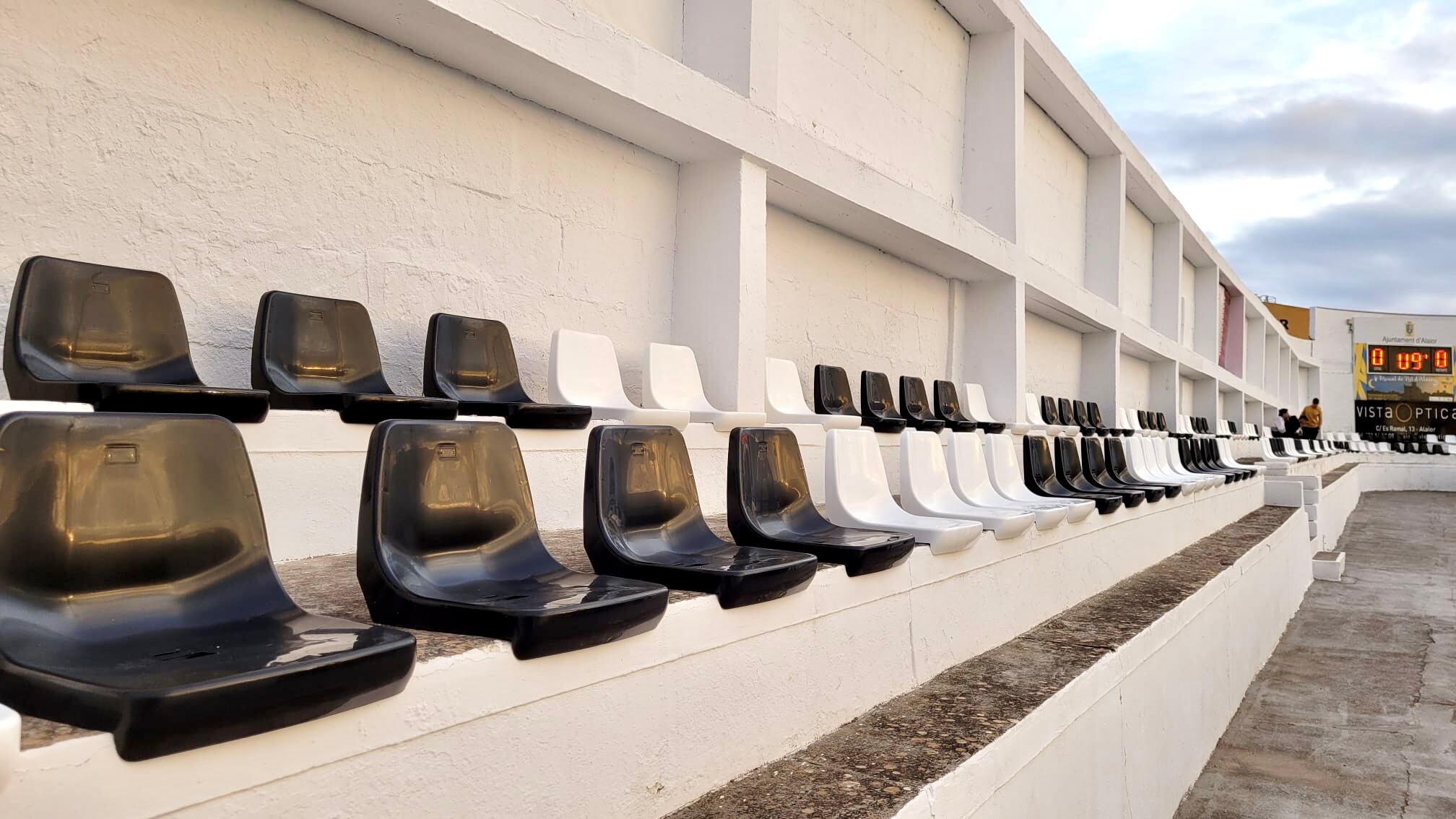 El camp de futbol serà ara més còmode pel espectadors.