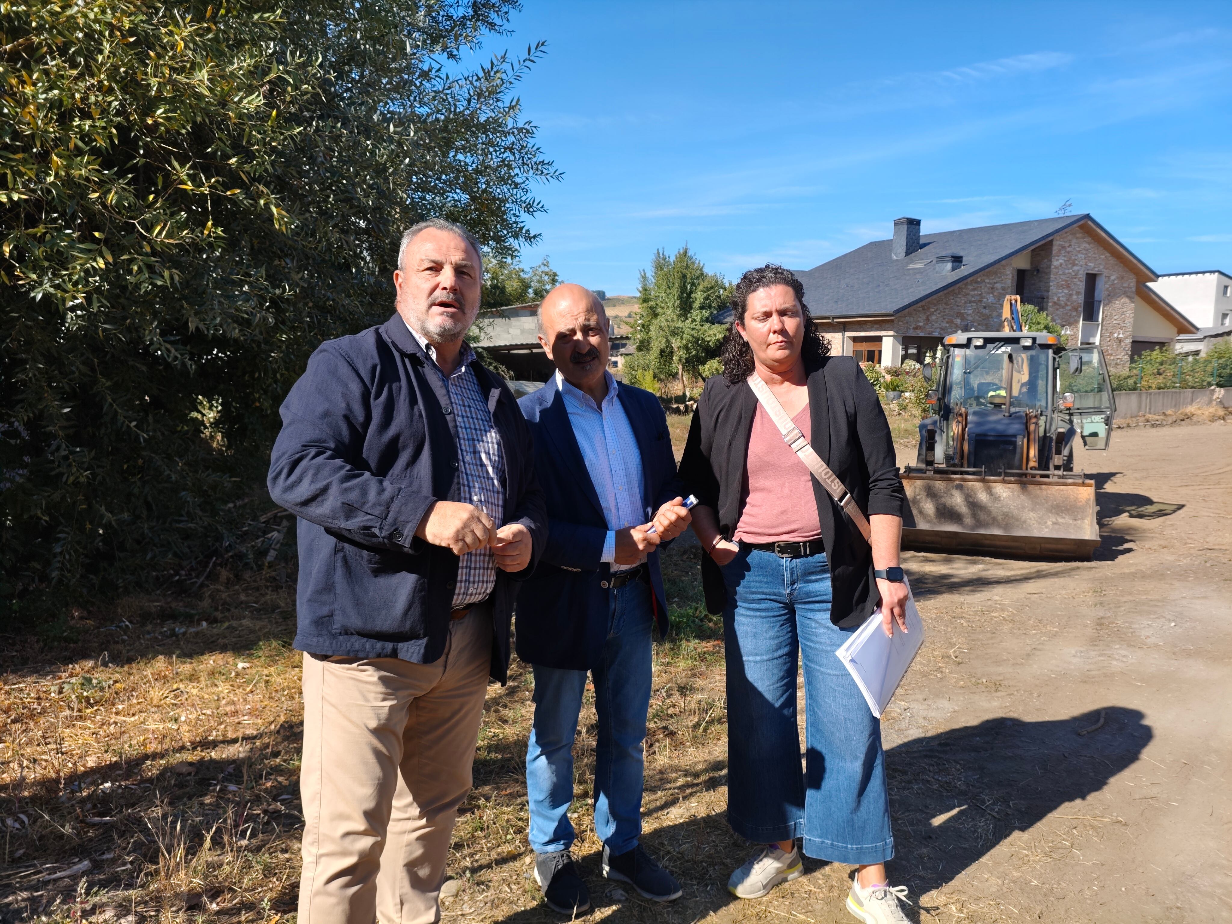 El presidente de la Mancomunidad, Eduardo Morán, el presidente de la Confederación, José Antonio Quiroga y la alcaldesa de Cacabelos, Irene González