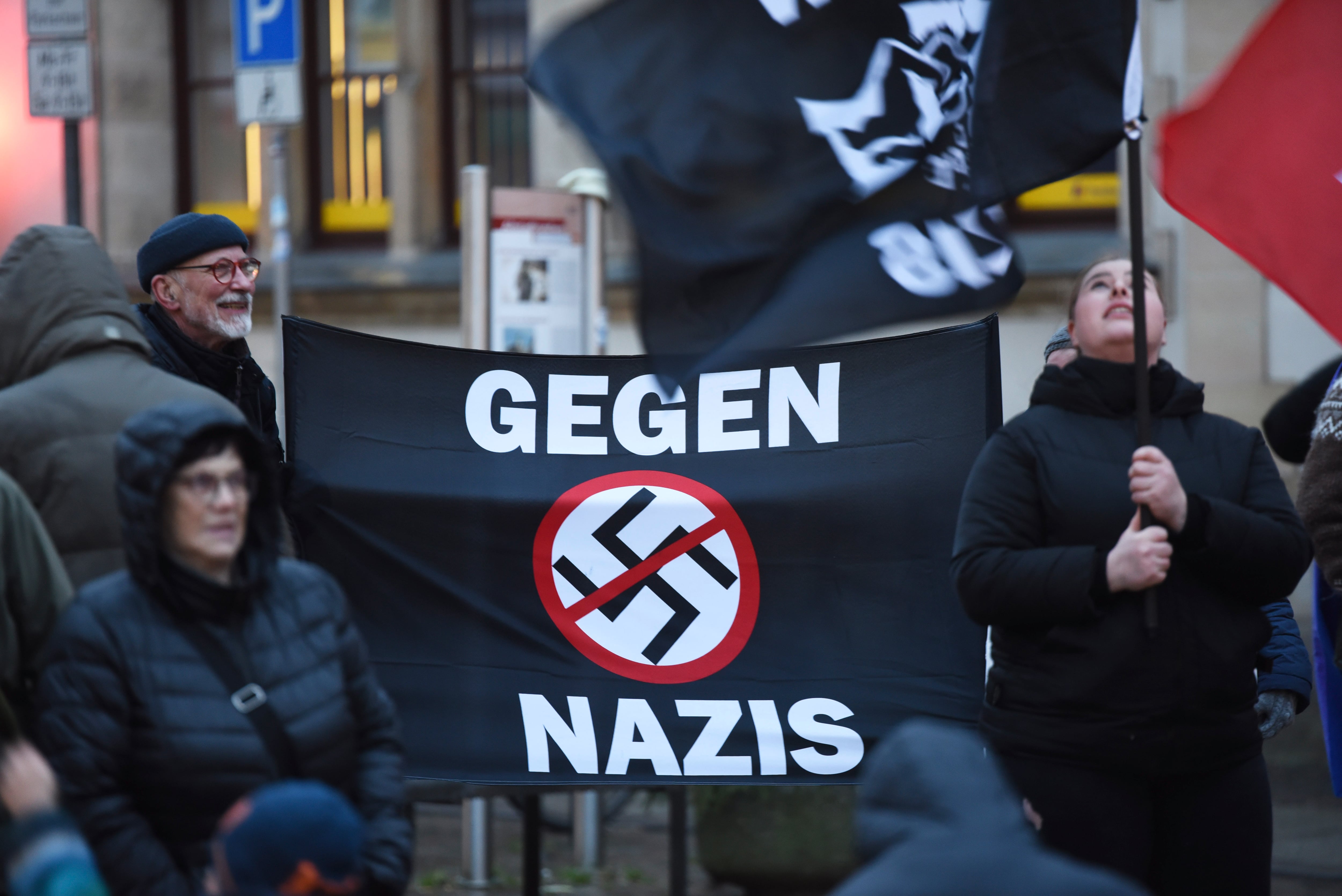 Manifestantes antifascistas en la ciudad de Güstrow