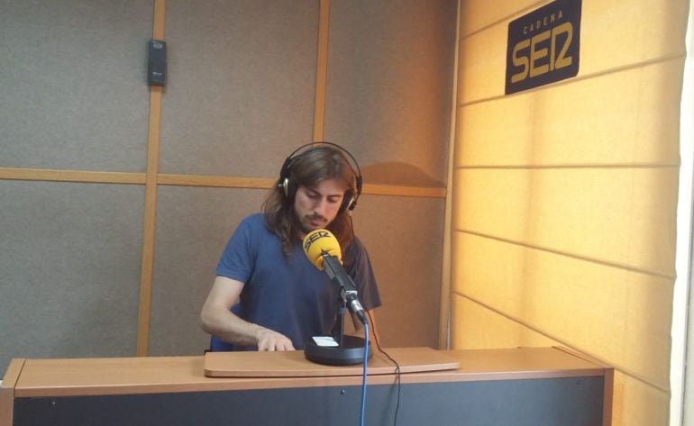 Carlos Sánchez de la Campa en el estudio de Radio Huelva.