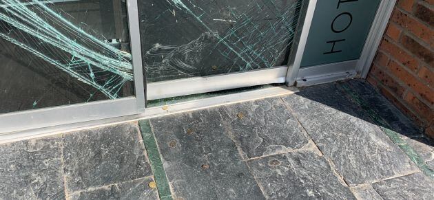 Puerta hotel reventada con monedas caídas en la huida