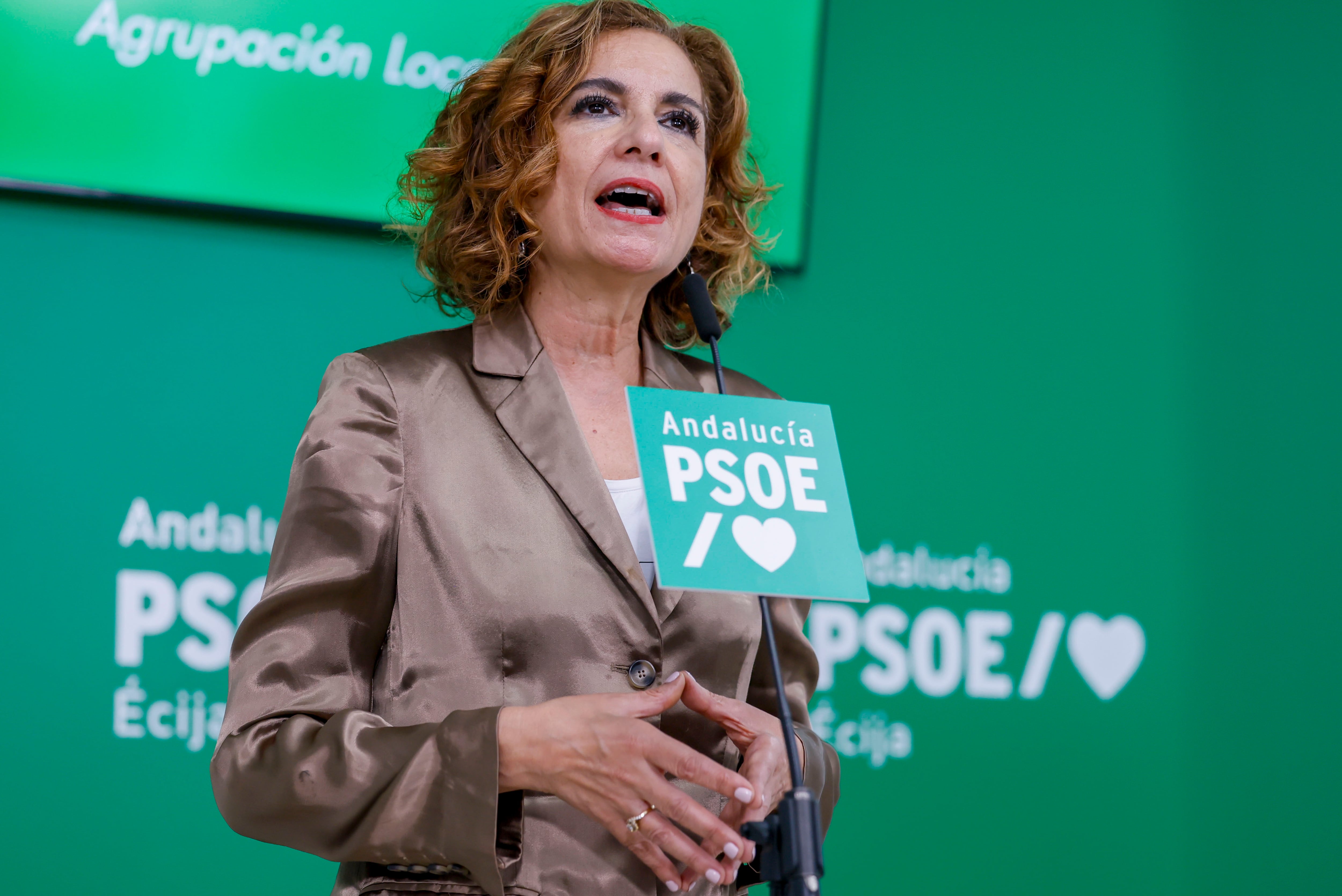 ÉCIJA (SEVILLA), 15/06/2025.- La vicesecretaria general del PSOE y secretaria general del PSOE de Andalucía, María Jesús Montero, participa en un acto con la militancia en la localidad sevillana de Écija, en unos días en los que dirigentes de la Junta y del PP andaluz le están pidiendo explicaciones, e incluso la dimisión, tras el informe de la UCO sobre Santos Cerdán. EFE/ Jose Manuel Vidal
