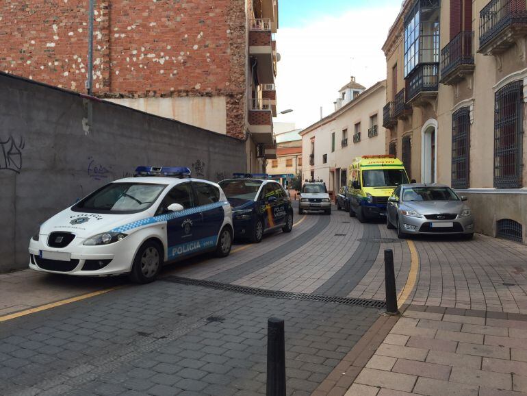 Distintos efectivos en la calle Canalejas de Alcázar de San Juan