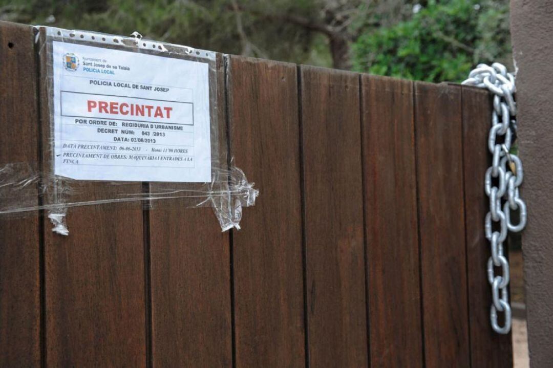 Precinto municipal en el complejo Casa Lola