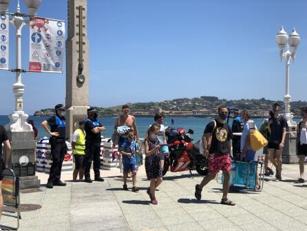 Agentes de la policía local controlando que nadie pueda acceder al arenal.