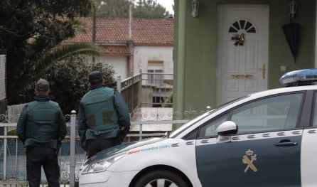 Agentes de la Guardia Civil registran en Rianxo (A Coruña) la vivienda del hombre que ha sido detenido por un intento de secuestro y agresión sexual en la localidad de Boiro hace unos días y que figura en la lista de sospechosos de la desaparición de Dian