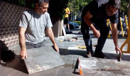 Les dues rajoles amb fòssils incrustats.