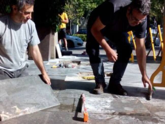 Les dues rajoles amb fòssils incrustats.