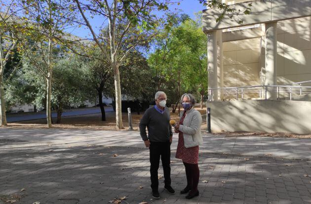 Con el ex presidente de Castilla La Mancha en la fachada de la Facultad de Letras