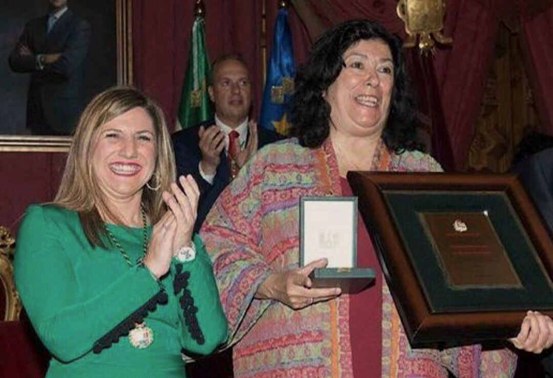 Almudena Grades y la presidenta de la Diputación, Irene García, en la ceremonia de entrega de la Medalla de Oro de la provincia, en 2019