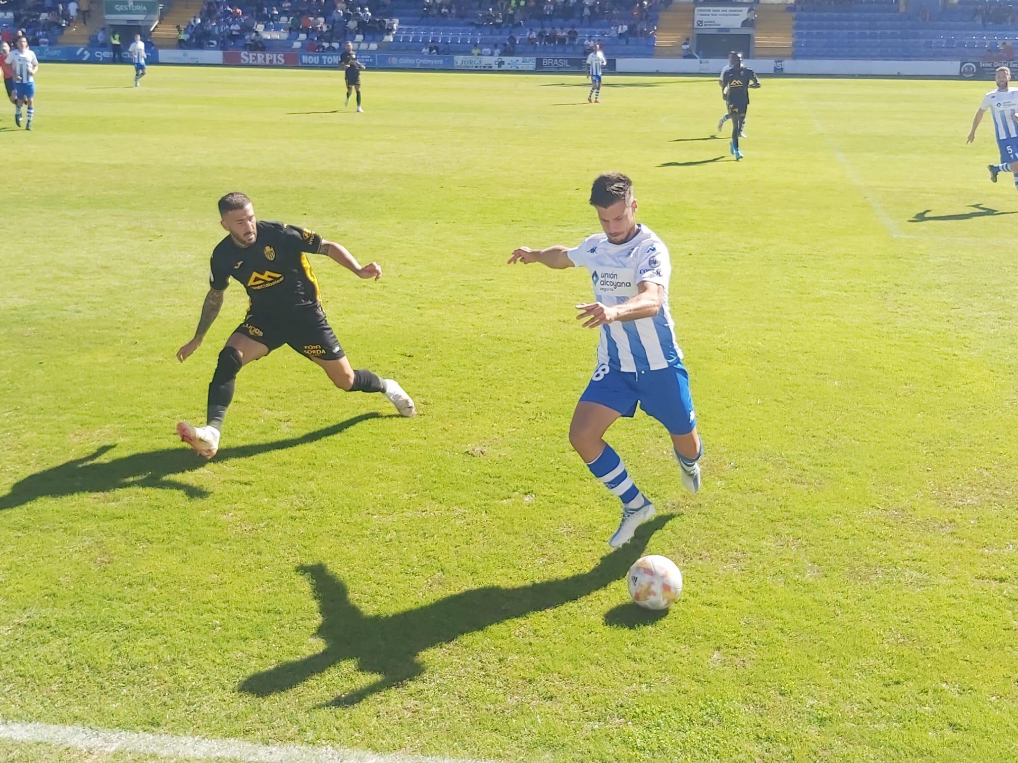 Pablo Carbonell despejando una acción durante el partido ante el At. Baleares