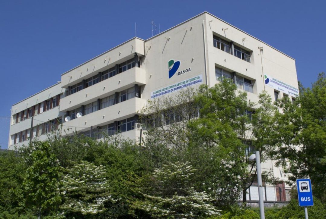 El Instituto de F.P. Bidasoa cede sus aparcamientos al personal sanitario del centro de salud Irun Centro.