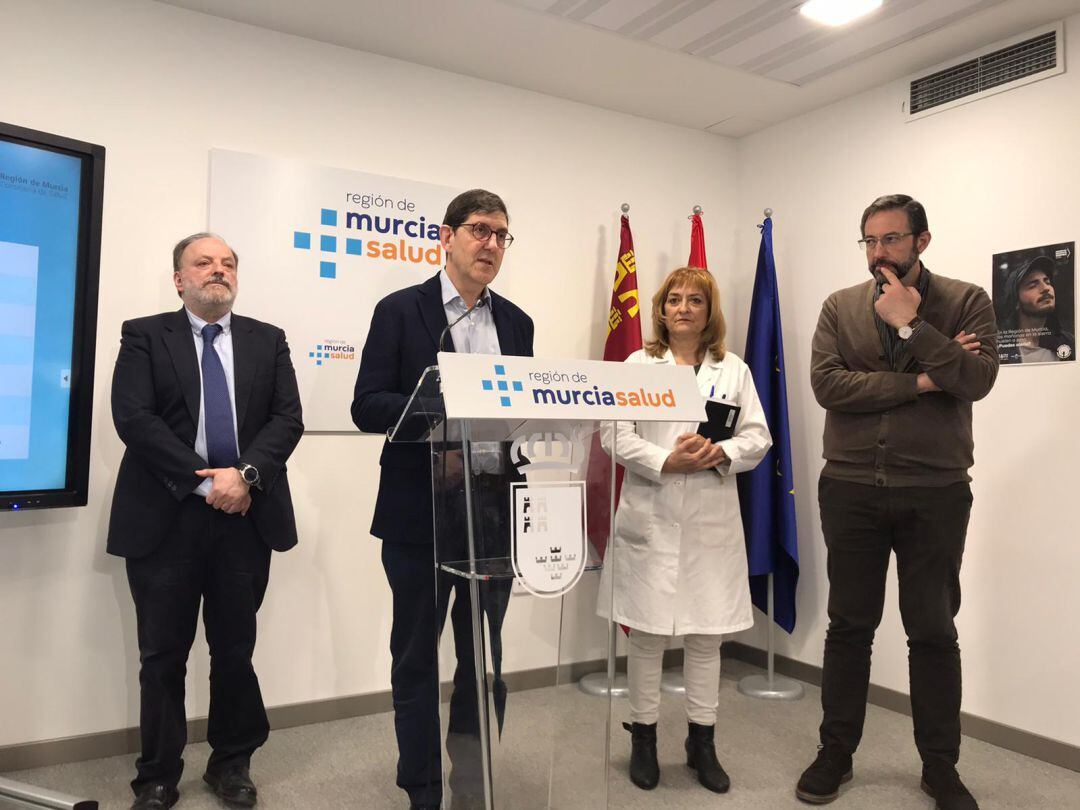 Manuel Villegas, consejero de Salud, en la sala de prensa de la consejería
