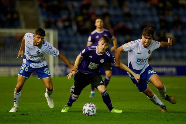 SANTA CRUZ DE TENERIFE, SPAIN - JANUARY 22: Toni Villa of Valladolid competes for the ball with Javier Alonso and Iker Undabarrena of Tenerife during the match between Tenerife and Valladolidad at El Heliodoro Rodriguez Lopez stadium on January 22, 2020 in Santa Cruz de Tenerife, Spain. (Photo by Quality Sport Images/Getty Images)