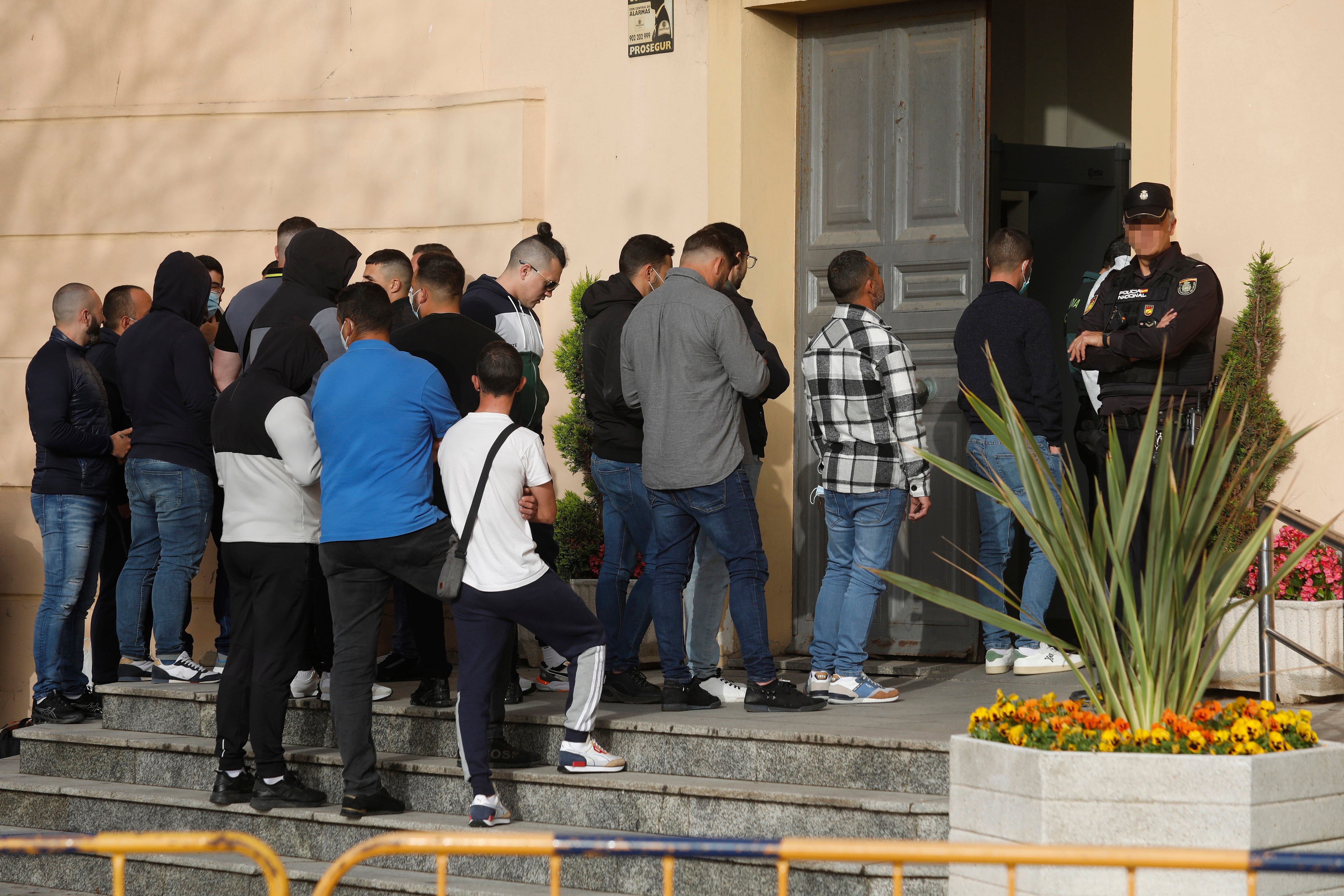 Entrada de una parte de los acusados en la sede de Algeciras de la Audiencia Provincial de Cádiz, en las cuestiones previas el macrojuicio contra la presunta red de narcotráfico de &#039;Los Castaña&#039;