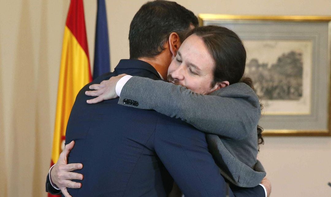 El abrazo entre Pedro Sánchez y Pablo Iglesias.