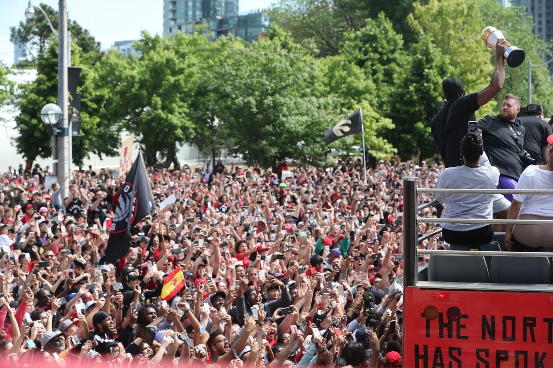 Kawhi Leonard ofrece el trofeo de campeones de la NBA a los fans de los Raptors