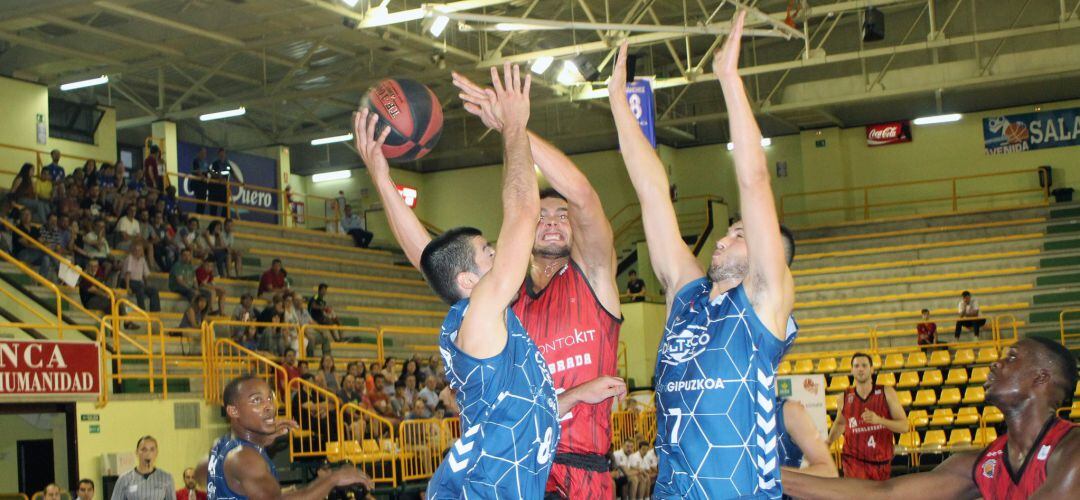 El conjunto de Agustí Julbe dominó el partido en todo momento ante el rival contra el que se estrenará en Liga Endesa.