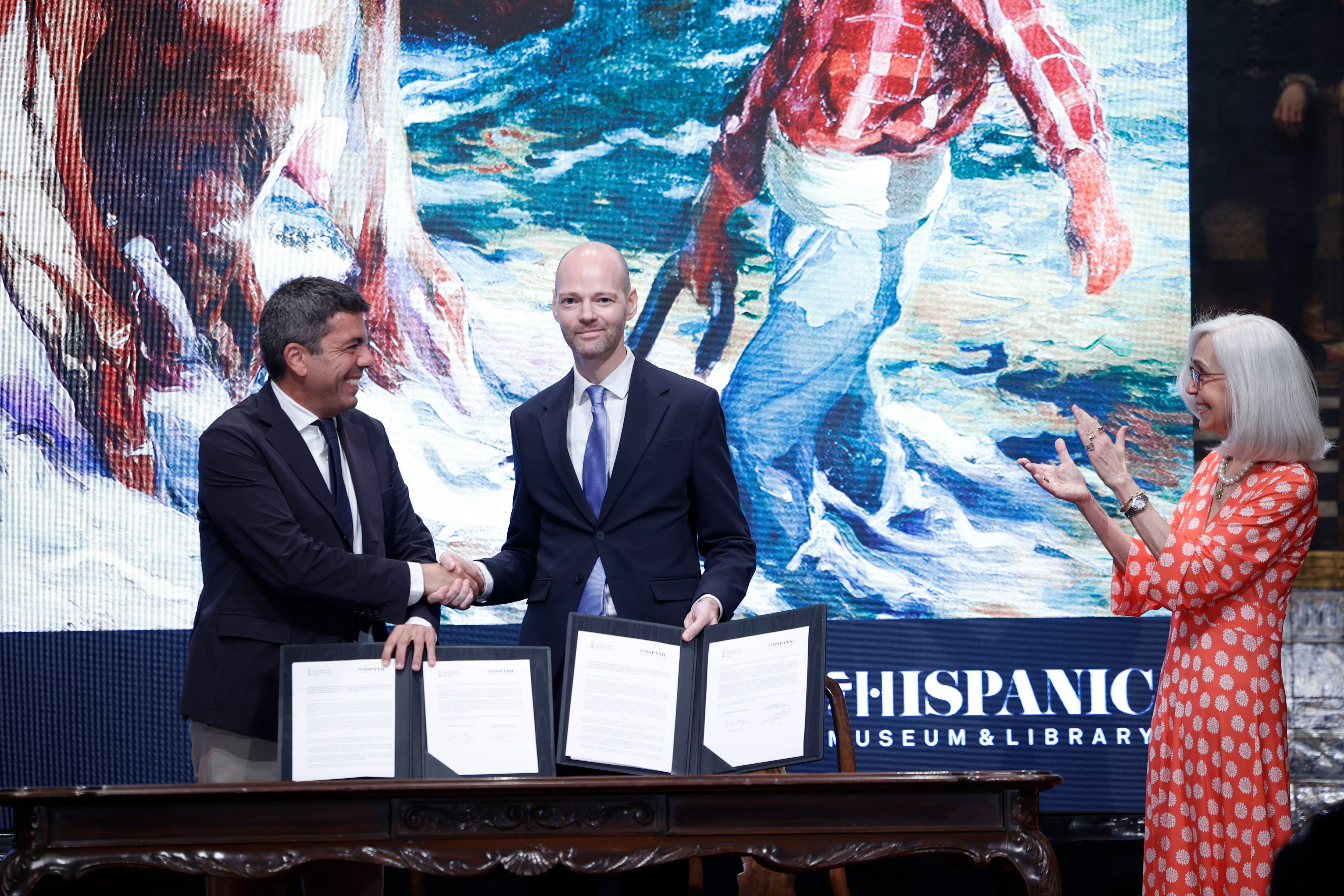 VALENCIA (ESPAÑA), 24/07/2025.- El president de la Generalitat, Carlos Mazón (i) junto con el director de la Hispanic Society, Guillaume Kientz (c) y la bisnieta de Sorolla, Blanca Pons-Sorolla (d) durante la firma del acuerdo marco entre la Generalitat y The Hispanic Society of America para la creación del Espacio Expositivo de la Colección de Sorolla en el Palacio de las Comunicaciones de València -el antiguo edificio de Correos-, donde se exhibirán obras del pintor valenciano cedidas por dicha entidad neoyorquina. EFE/ Biel Aliño