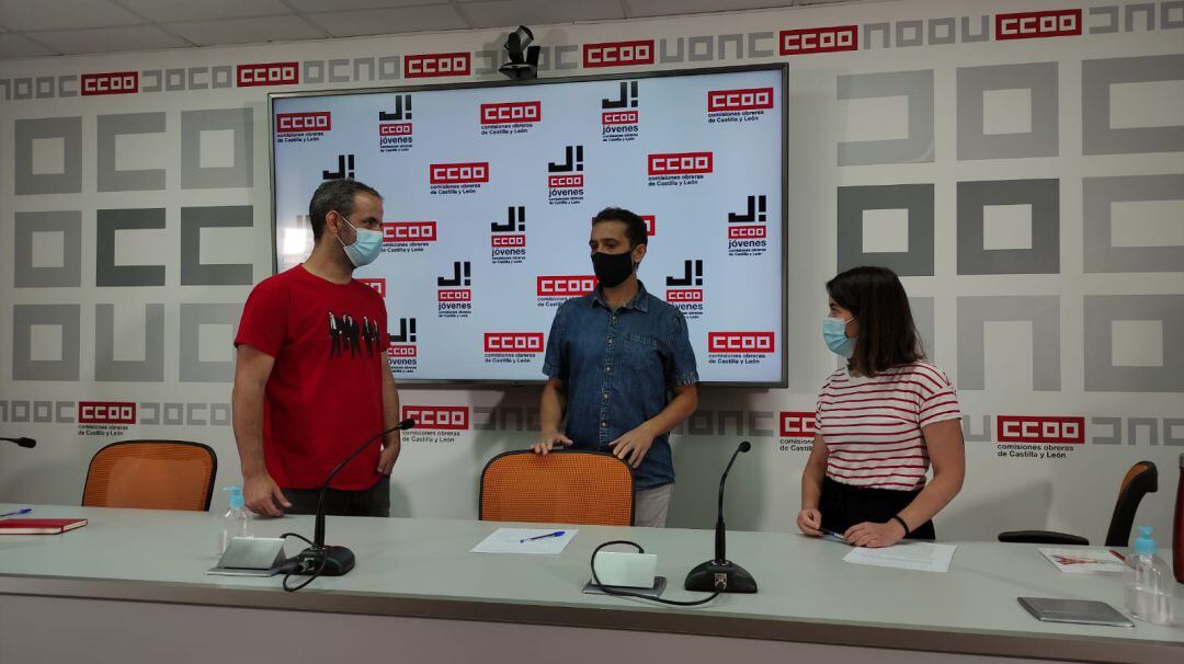 El secretario general de CCOO en Castilla y León, Vicente Andrés, junto a dos responsables de la organización