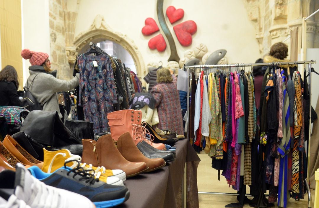 Imagen de archivo de un mercadillo de ropa de segunda mano en la sede de Cáritas Burgos