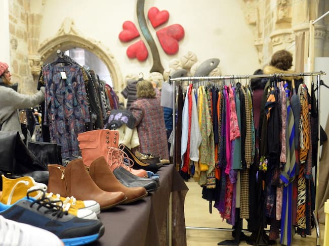 Imagen de archivo de un mercadillo de ropa de segunda mano en la sede de Cáritas Burgos