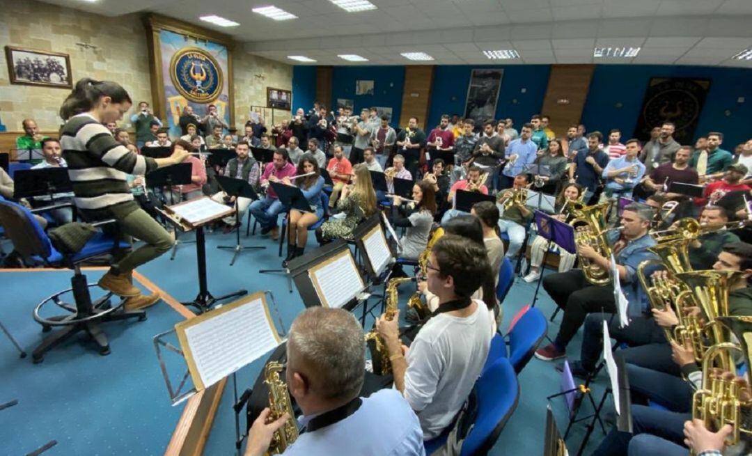 Músicos de La Oliva y Las Cigarreras ensayando para el concierto del domingo en Fibes