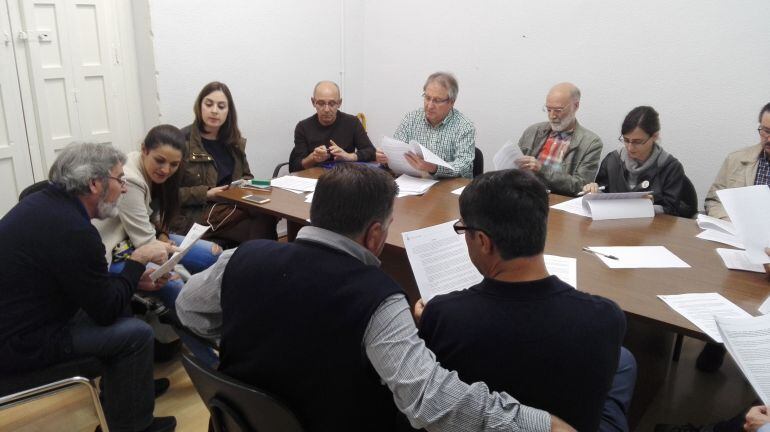 Reunión Compromís con Salvem el Mercat