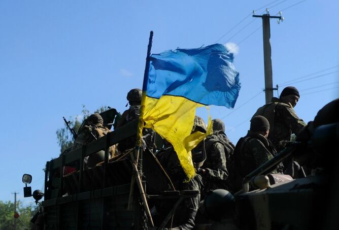 Soldados ucranianos conducen un vehículo militar cerca Slaviansk.