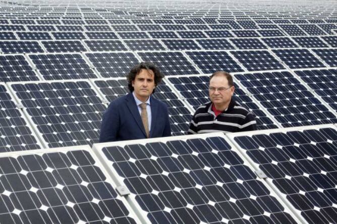 Miguel Ángel Martínez-Aroca (izquierda) y Pedro Carrión en su huerto solar de Jumilla (Murcia).