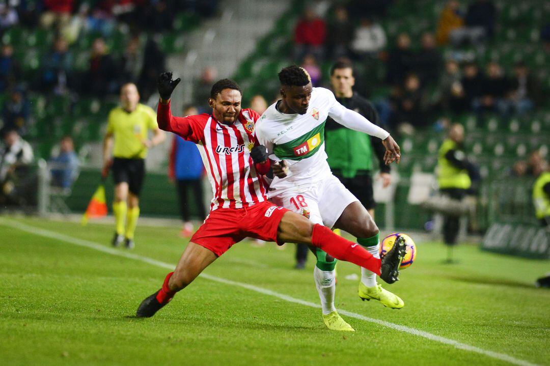 Lucien Owona en una acción con Sory Kaba en Elche.