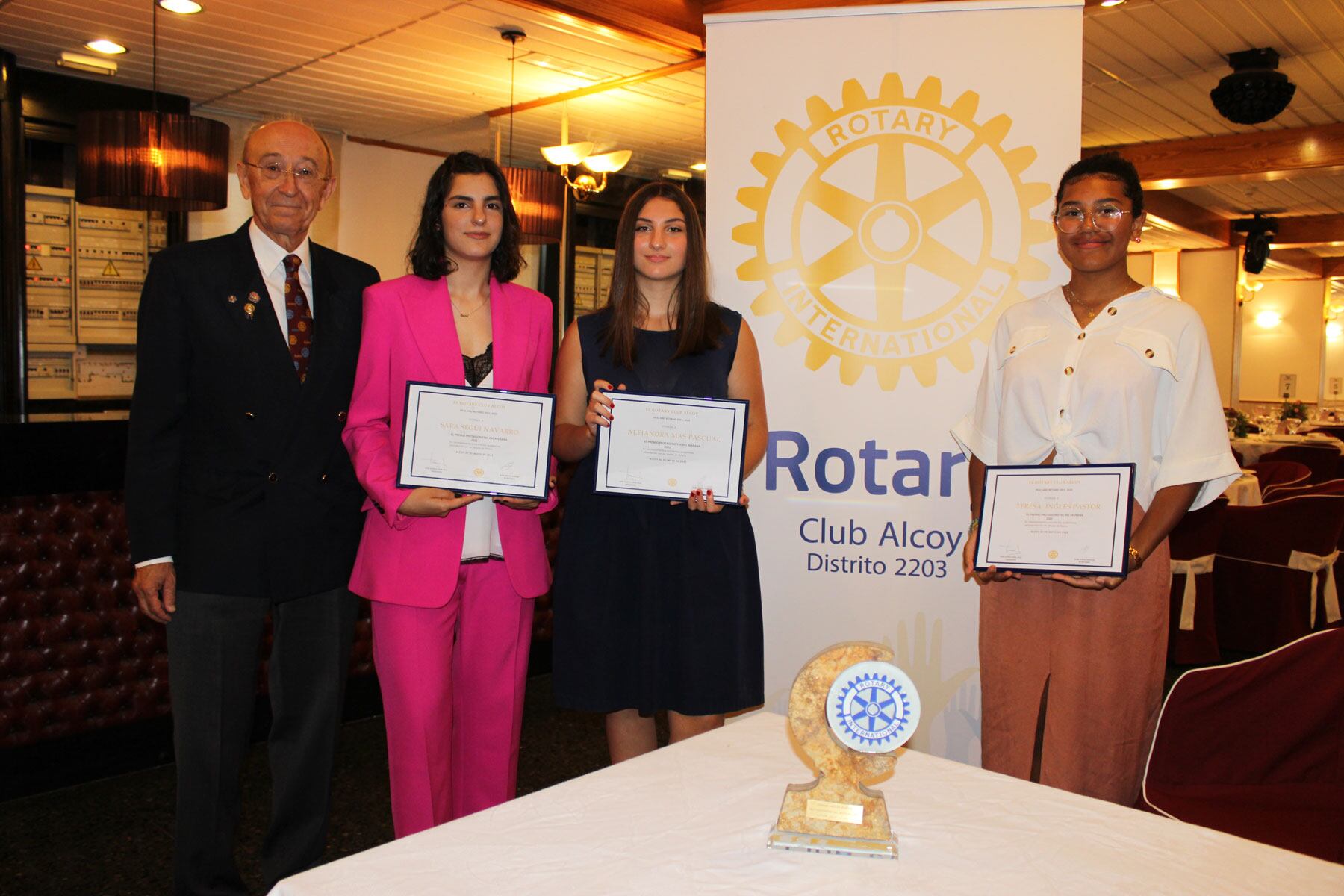 El presidente del Rotary Club Alcoy, José Vicente Vidal, con las tres estudiantes ganadoras de los premios Protagonistas del Mañana