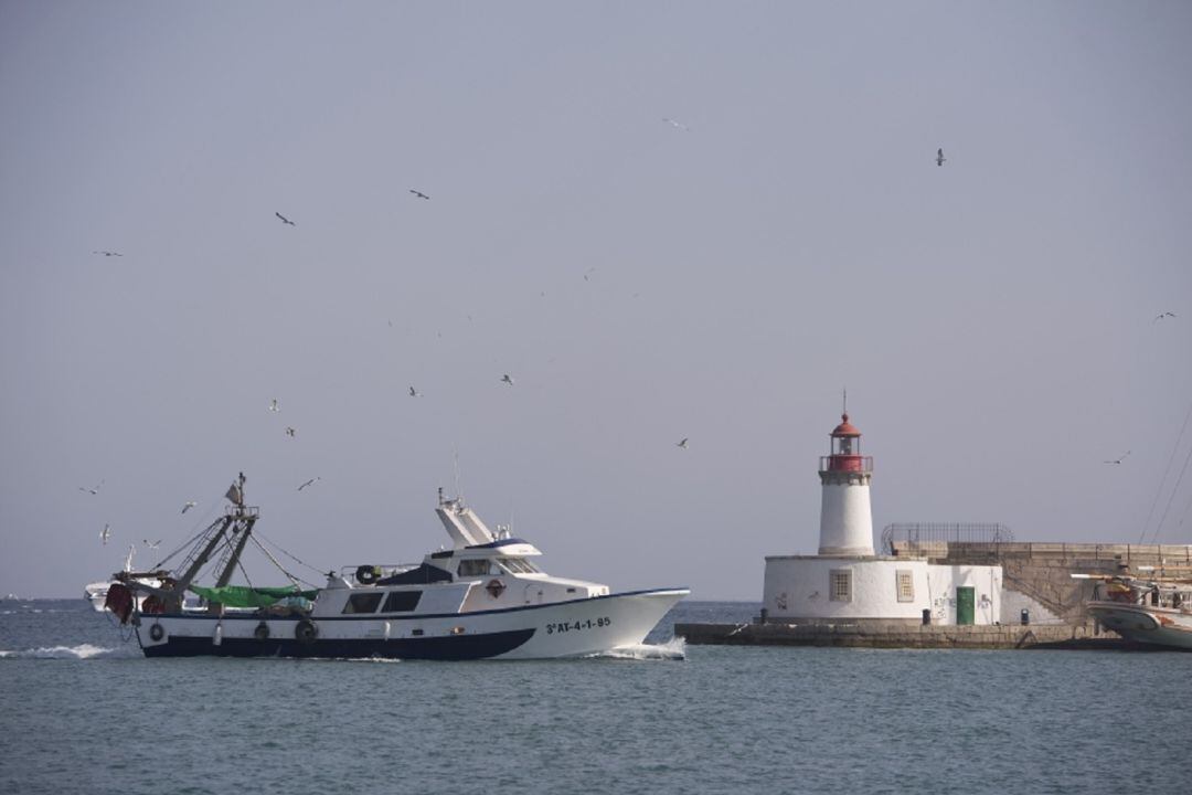 Imagen de archivo de un barco pesquero